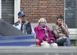 Amsterdam, 19 Juli 2011
Piet Romer msamen met zijn vrouw en hulp voor zijn huis
druk bellend.
Foto Peter Smulders BV