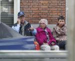 Amsterdam, 19 Juli 2011
Piet Romer msamen met zijn vrouw en hulp voor zijn huis
druk bellend.
Foto Peter Smulders BV