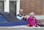 Amsterdam, 19 Juli 2011
Piet Romer msamen met zijn vrouw en hulp voor zijn huis
druk bellend.
Foto Peter Smulders BV