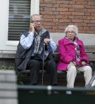 Amsterdam, 19 Juli 2011
Piet Romer msamen met zijn vrouw en hulp voor zijn huis
druk bellend.
Foto Peter Smulders BV