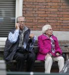 Amsterdam, 19 Juli 2011
Piet Romer msamen met zijn vrouw en hulp voor zijn huis
druk bellend.
Foto Peter Smulders BV