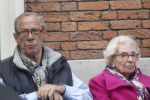Amsterdam, 19 Juli 2011
Piet Romer msamen met zijn vrouw en hulp voor zijn huis
druk bellend.
Foto Peter Smulders BV