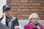Amsterdam, 19 Juli 2011
Piet Romer msamen met zijn vrouw en hulp voor zijn huis
druk bellend.
Foto Peter Smulders BV