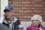 Amsterdam, 19 Juli 2011
Piet Romer msamen met zijn vrouw en hulp voor zijn huis
druk bellend.
Foto Peter Smulders BV