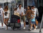 Schiphol, 6 Augustus 2011
Rick Engelkes met zijn vrouw en kinderen bij terugkomst op Schiphol vanuit Griekenland.
Foto Peter Smulders Bv