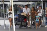Schiphol, 6 Augustus 2011
Rick Engelkes met zijn vrouw en kinderen bij terugkomst op Schiphol vanuit Griekenland.
Foto Peter Smulders Bv