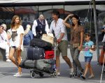 Schiphol, 6 Augustus 2011
Rick Engelkes met zijn vrouw en kinderen bij terugkomst op Schiphol vanuit Griekenland.
Foto Peter Smulders Bv