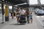Schiphol, 6 Augustus 2011
Rick Engelkes met zijn vrouw en kinderen bij terugkomst op Schiphol vanuit Griekenland.
Foto Peter Smulders Bv