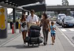 Schiphol, 6 Augustus 2011
Rick Engelkes met zijn vrouw en kinderen bij terugkomst op Schiphol vanuit Griekenland.
Foto Peter Smulders Bv