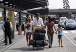Schiphol, 6 Augustus 2011
Rick Engelkes met zijn vrouw en kinderen bij terugkomst op Schiphol vanuit Griekenland.
Foto Peter Smulders Bv