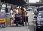 Schiphol, 6 Augustus 2011
Rick Engelkes met zijn vrouw en kinderen bij terugkomst op Schiphol vanuit Griekenland.
Foto Peter Smulders Bv