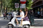 Amsterdam 1 augustus 2011
Tatum dagelet en haar vriend Daniel de Ridder op vespa scooter.
Peter Smulders bv
