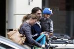 Amsterdam 30 juli 2011
Youp van t Hek en zijn vrouw Debby petter laten aan hun kinderen Sterre Anna en Julius hun nieuwe huis zien.
Peter Smulders bv