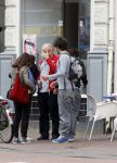 Amsterdam 30 juli 2011
Youp van t Hek en zijn vrouw Debby petter laten aan hun kinderen Sterre Anna en Julius hun nieuwe huis zien.
Peter Smulders bv