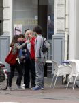 Amsterdam 30 juli 2011
Youp van t Hek en zijn vrouw Debby petter laten aan hun kinderen Sterre Anna en Julius hun nieuwe huis zien.
Peter Smulders bv
