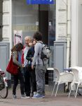 Amsterdam 30 juli 2011
Youp van t Hek en zijn vrouw Debby petter laten aan hun kinderen Sterre Anna en Julius hun nieuwe huis zien.
Peter Smulders bv