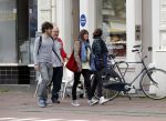 Amsterdam 30 juli 2011
Youp van t Hek en zijn vrouw Debby petter laten aan hun kinderen Sterre Anna en Julius hun nieuwe huis zien.
Peter Smulders bv