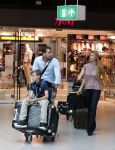 Schiphol 28 juni 2012
Badr Hari Estelle Cruijff Joelle en Maxim Gullit arriveren op schiphol na vakantie op Sardinie.
Peter Smulders bv