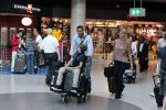 Schiphol 28 juni 2012
Badr Hari Estelle Cruijff Joelle en Maxim Gullit arriveren op schiphol na vakantie op Sardinie.
Peter Smulders bv