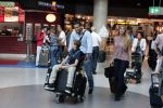 Schiphol 28 juni 2012
Badr Hari Estelle Cruijff Joelle en Maxim Gullit arriveren op schiphol na vakantie op Sardinie.
Peter Smulders bv