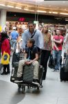Schiphol 28 juni 2012
Badr Hari Estelle Cruijff Joelle en Maxim Gullit arriveren op schiphol na vakantie op Sardinie.
Peter Smulders bv