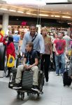 Schiphol 28 juni 2012
Badr Hari Estelle Cruijff Joelle en Maxim Gullit arriveren op schiphol na vakantie op Sardinie.
Peter Smulders bv
