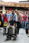 Schiphol 28 juni 2012
Badr Hari Estelle Cruijff Joelle en Maxim Gullit arriveren op schiphol na vakantie op Sardinie.
Peter Smulders bv