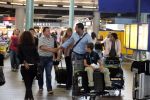 Schiphol 28 juni 2012
Badr Hari Estelle Cruijff Joelle en Maxim Gullit arriveren op schiphol na vakantie op Sardinie.
Peter Smulders bv