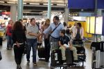 Schiphol 28 juni 2012
Badr Hari Estelle Cruijff Joelle en Maxim Gullit arriveren op schiphol na vakantie op Sardinie.
Peter Smulders bv