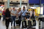 Schiphol 28 juni 2012
Badr Hari Estelle Cruijff Joelle en Maxim Gullit arriveren op schiphol na vakantie op Sardinie.
Peter Smulders bv