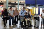 Schiphol 28 juni 2012
Badr Hari Estelle Cruijff Joelle en Maxim Gullit arriveren op schiphol na vakantie op Sardinie.
Peter Smulders bv