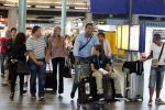 Schiphol 28 juni 2012
Badr Hari Estelle Cruijff Joelle en Maxim Gullit arriveren op schiphol na vakantie op Sardinie.
Peter Smulders bv
