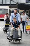 Schiphol 28 juni 2012
Badr Hari Estelle Cruijff Joelle en Maxim Gullit arriveren op schiphol na vakantie op Sardinie.
Peter Smulders bv
