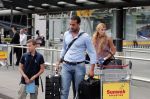Schiphol 28 juni 2012
Badr Hari Estelle Cruijff Joelle en Maxim Gullit arriveren op schiphol na vakantie op Sardinie.
Peter Smulders bv