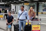 Schiphol 28 juni 2012
Badr Hari Estelle Cruijff Joelle en Maxim Gullit arriveren op schiphol na vakantie op Sardinie.
Peter Smulders bv