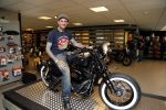 Amsterdam 21 juni 2012
Ben Saunders met zijn nieuwe speciale Harley Davidson.
Peter Smulders bv