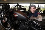 Amsterdam 21 juni 2012
Ben Saunders met zijn nieuwe speciale Harley Davidson.
Peter Smulders bv