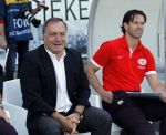 Waalwijk, 11 Augustus 2012
Eerste kompetitiewedstrijd in het nieuwe seizoen 2012/2013 tussen RKC-PSV, eindstand 3-2
Dick Advocaat met Ernest Stewart en Mart v d Heuvel
Foto Peter Smulders BV