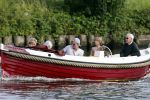Nederhorst den Berg 22 juli 2012
Wendy v Dijk met Sem en Lizzy en Erland Galjaard aan het varen op de vecht. Ook de ouders van Erland zijn aanwezig op de sloep.
Peter Smulders bv