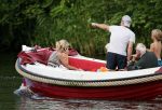Nederhorst den Berg 22 juli 2012
Wendy v Dijk met Sem en Lizzy en Erland Galjaard aan het varen op de vecht. Ook de ouders van Erland zijn aanwezig op de sloep.
Peter Smulders bv