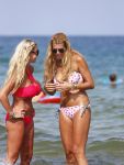 ibiza 29 juli 2012
Estelle Cruijff en Angela v Hulten bij coco beach op het strand.
Peter Smulders bv