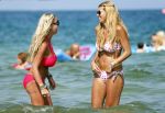 ibiza 29 juli 2012
Estelle Cruijff en Angela v Hulten bij coco beach op het strand.
Peter Smulders bv