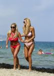 ibiza 29 juli 2012
Estelle Cruijff en Angela v Hulten bij coco beach op het strand.
Peter Smulders bv