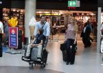 Schiphol 28 juni 2012
Badr Hari Estelle Cruijff Joelle en Maxim Gullit arriveren op schiphol na vakantie op Sardinie.
Peter Smulders bv