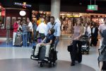 Schiphol 28 juni 2012
Badr Hari Estelle Cruijff Joelle en Maxim Gullit arriveren op schiphol na vakantie op Sardinie.
Peter Smulders bv