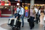 Schiphol 28 juni 2012
Badr Hari Estelle Cruijff Joelle en Maxim Gullit arriveren op schiphol na vakantie op Sardinie.
Peter Smulders bv