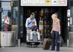Schiphol 28 juni 2012
Badr Hari Estelle Cruijff Joelle en Maxim Gullit arriveren op schiphol na vakantie op Sardinie.
Peter Smulders bv