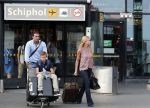 Schiphol 28 juni 2012
Badr Hari Estelle Cruijff Joelle en Maxim Gullit arriveren op schiphol na vakantie op Sardinie.
Peter Smulders bv
