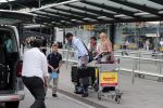 Schiphol 28 juni 2012
Badr Hari Estelle Cruijff Joelle en Maxim Gullit arriveren op schiphol na vakantie op Sardinie.
Peter Smulders bv