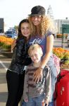 Schiphol 23 juli 2012
Fajah Lourens met zoon en dochter op schiphol. Ze wordt afgezet door een hele goede vriend.
Peter Smulders bv